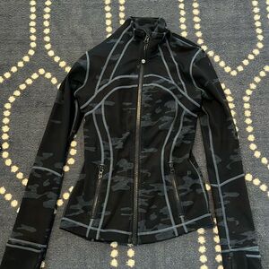 Lululemon coat camo great condition.